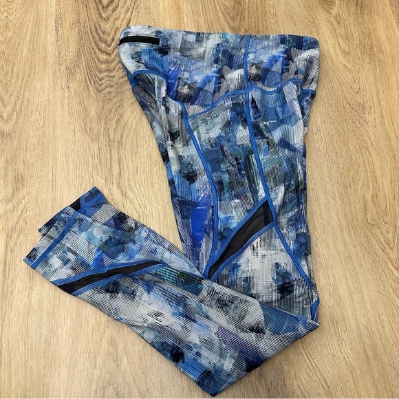 Lululemon On Pace Tight 7/8 25"
Sun Dazed Multi Blue size 4 - Picture 13 of 13